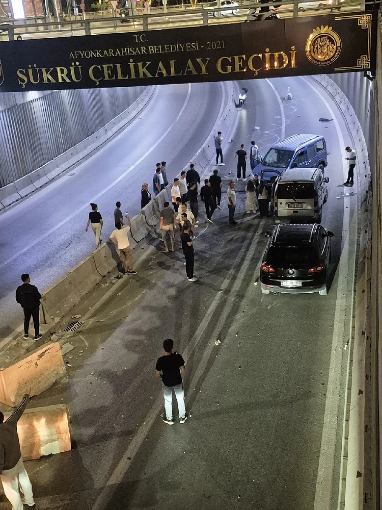 Alt Geçitte Zincirleme Kaza: 2 Kişi Yaralandı, Yol Kapandı