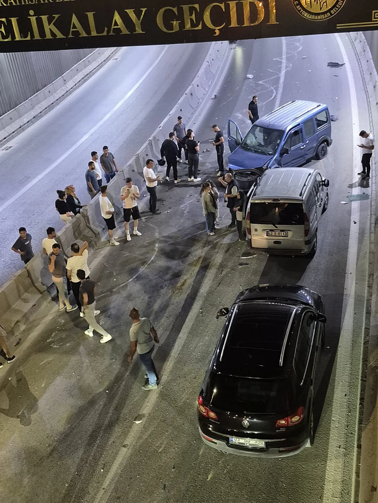 Alt Geçitte Zincirleme Kaza: 2 Kişi Yaralandı, Yol Kapandı