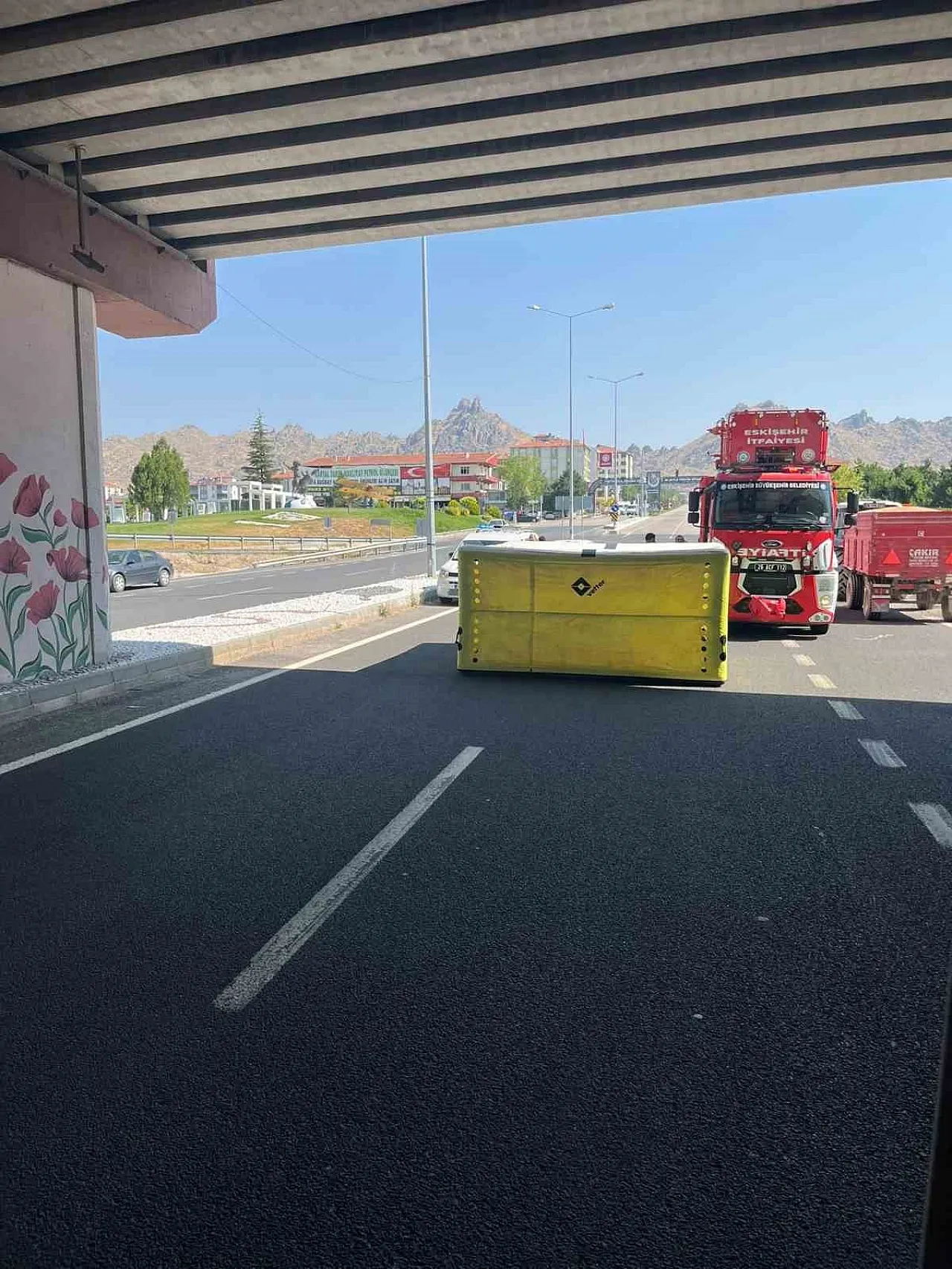 Üst Geçitte Nefes Kesen Dakikalar! Eskişehir-Afyonkarahisar Yolu Ulaşıma Kapandı