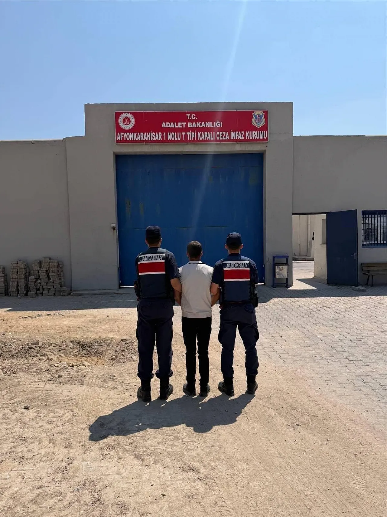 Afyon'da Jandarma 24 Kişi Yakaladı, 12'si Cezaevinde