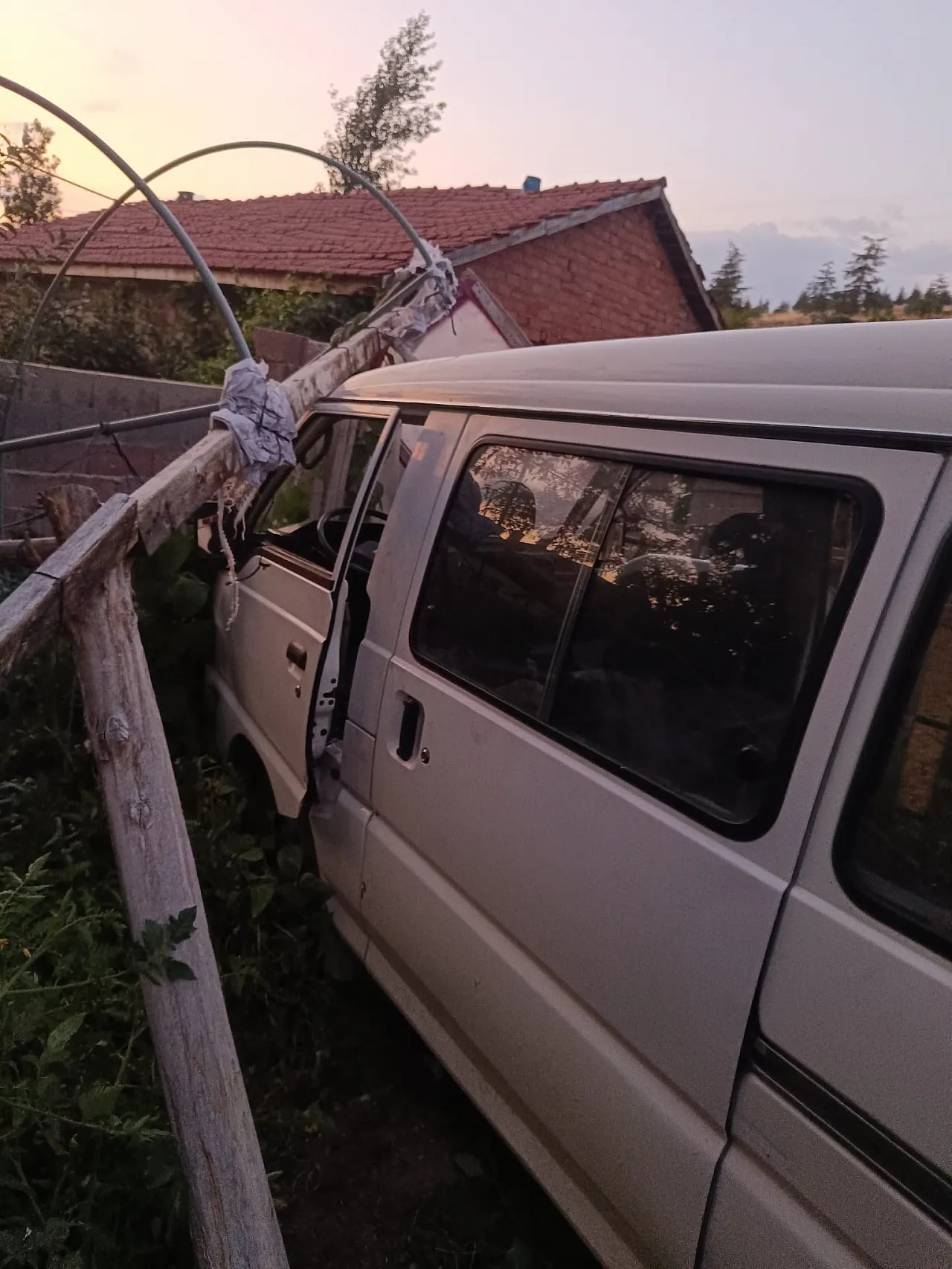 Afyon'da Minibüs Bahçeye Uçtu! Alevlere Ev Sahipleri Müdahale Etti