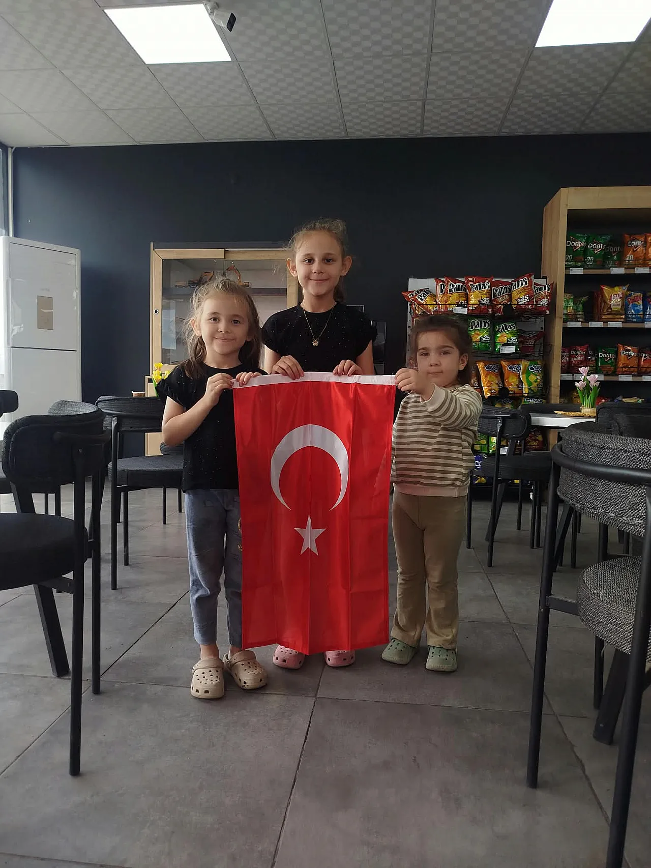 Akaryakıt İçin Gelen Misafirlere Zafer Bayramı Hediyesi
