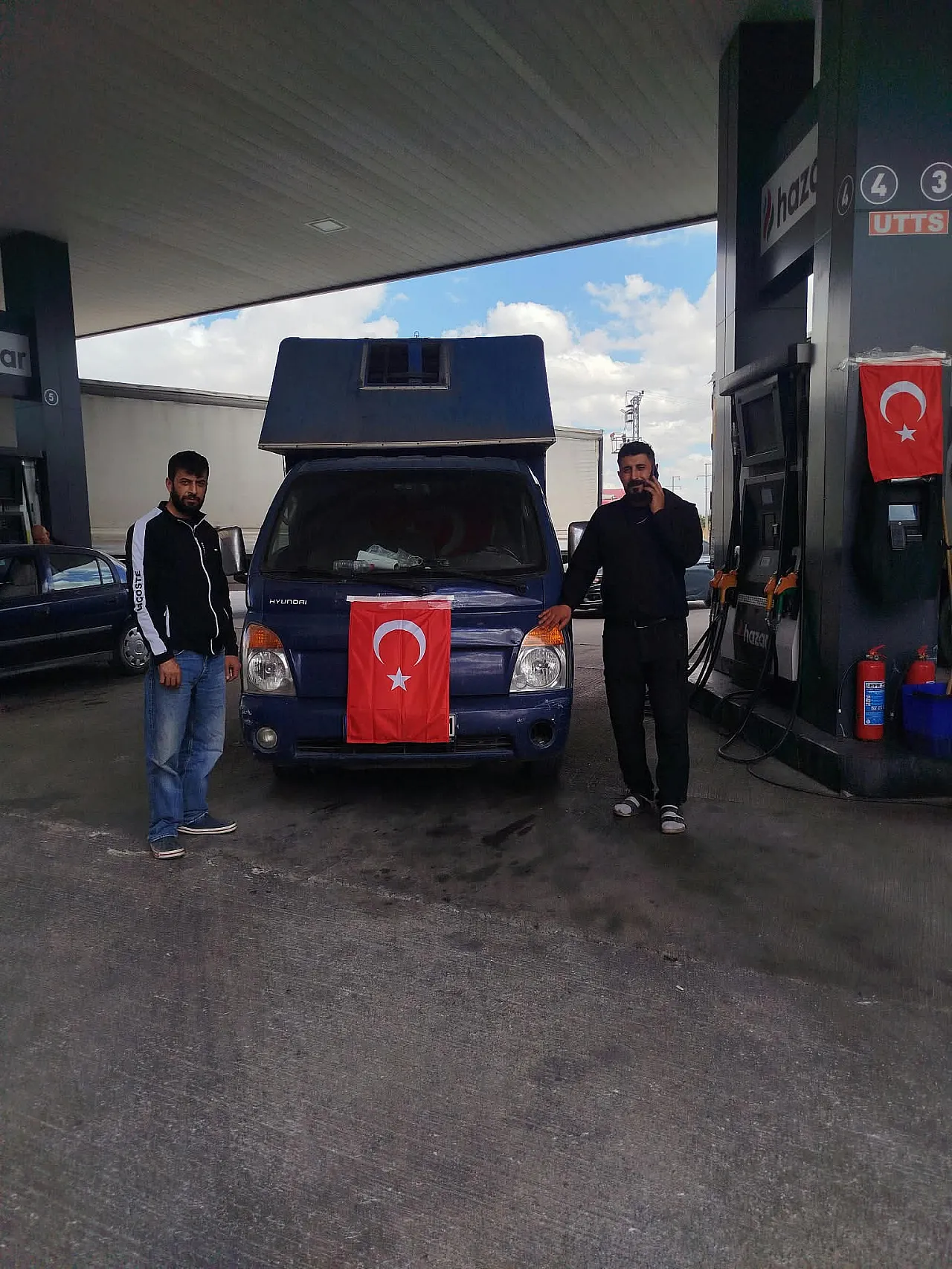 Akaryakıt İçin Gelen Misafirlere Zafer Bayramı Hediyesi
