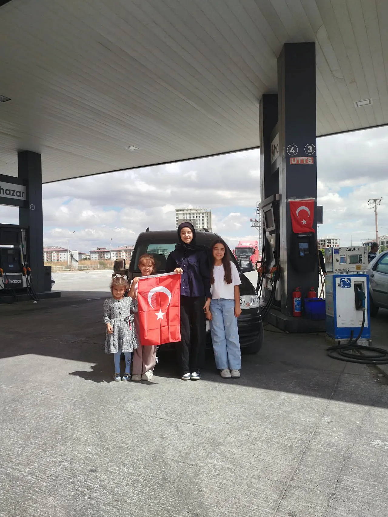 Akaryakıt İçin Gelen Misafirlere Zafer Bayramı Hediyesi