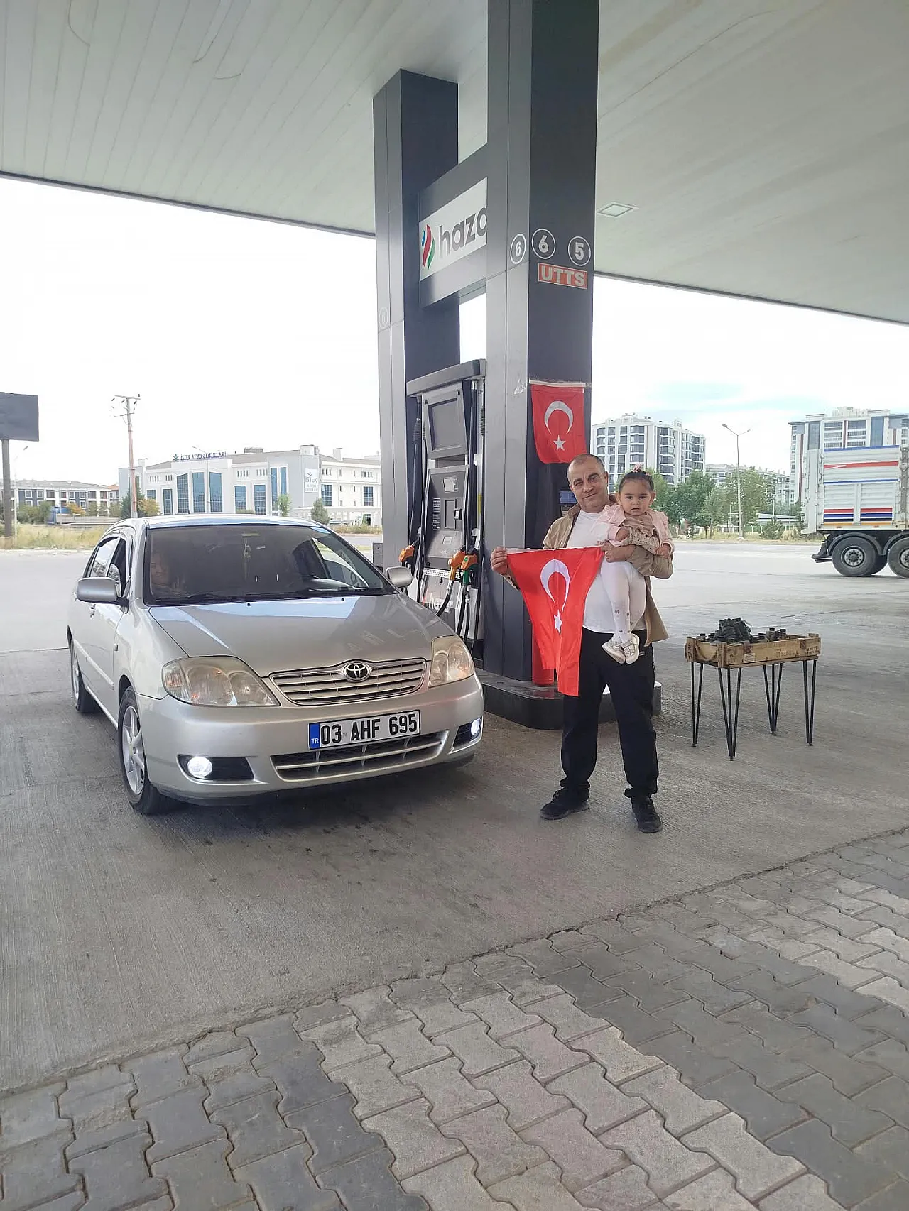 Akaryakıt İçin Gelen Misafirlere Zafer Bayramı Hediyesi