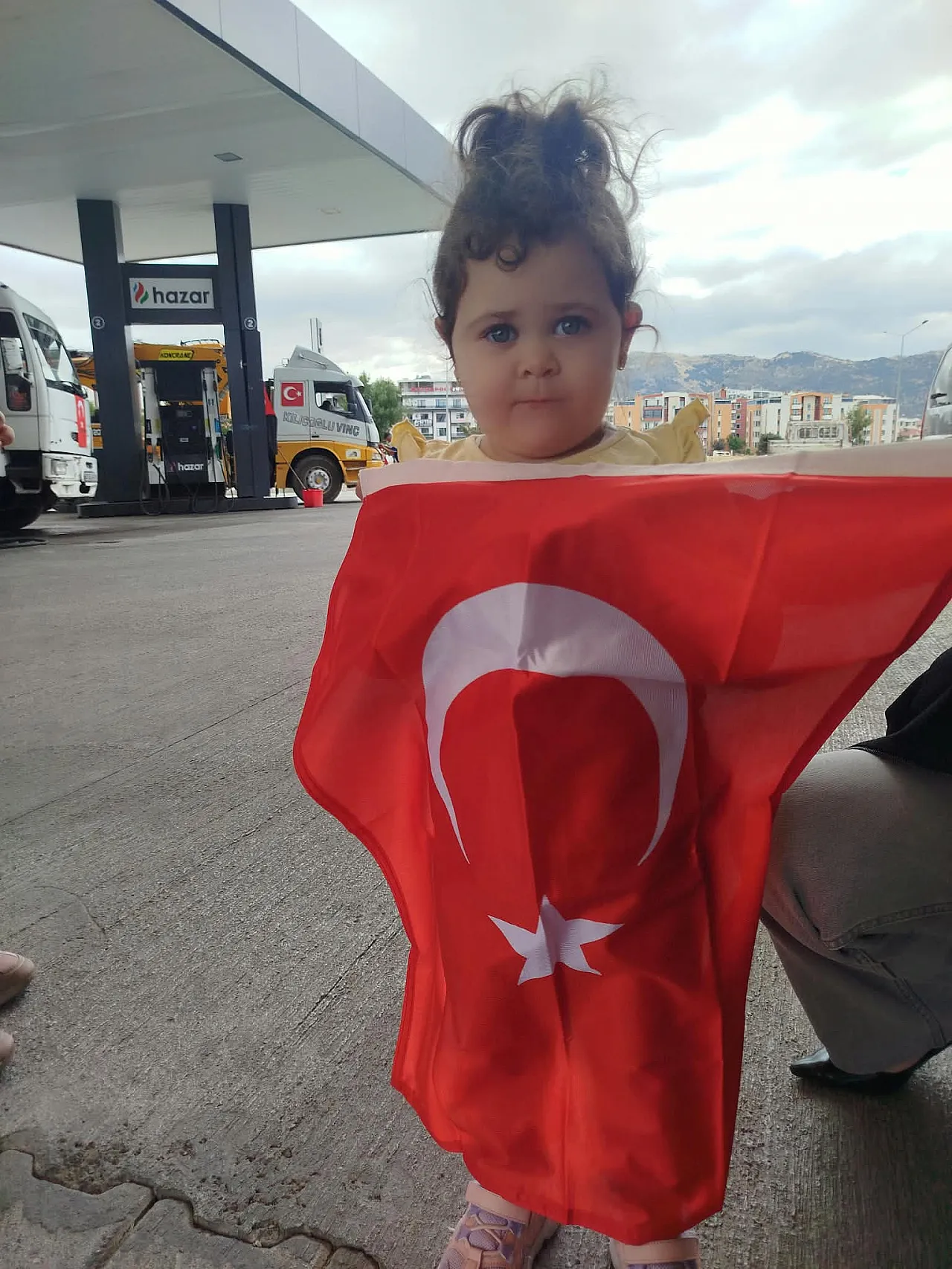 Akaryakıt İçin Gelen Misafirlere Zafer Bayramı Hediyesi