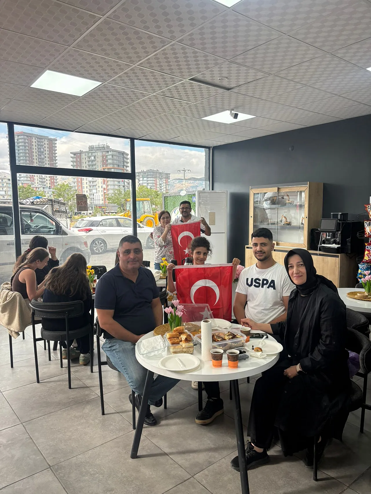 Akaryakıt İçin Gelen Misafirlere Zafer Bayramı Hediyesi