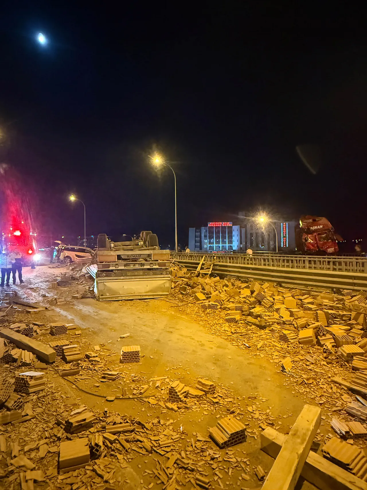 Afyon'da TIR ile Araçlar Çarpıştı, TIR Devrildi, Yol Kapalı, Yaralılar Var