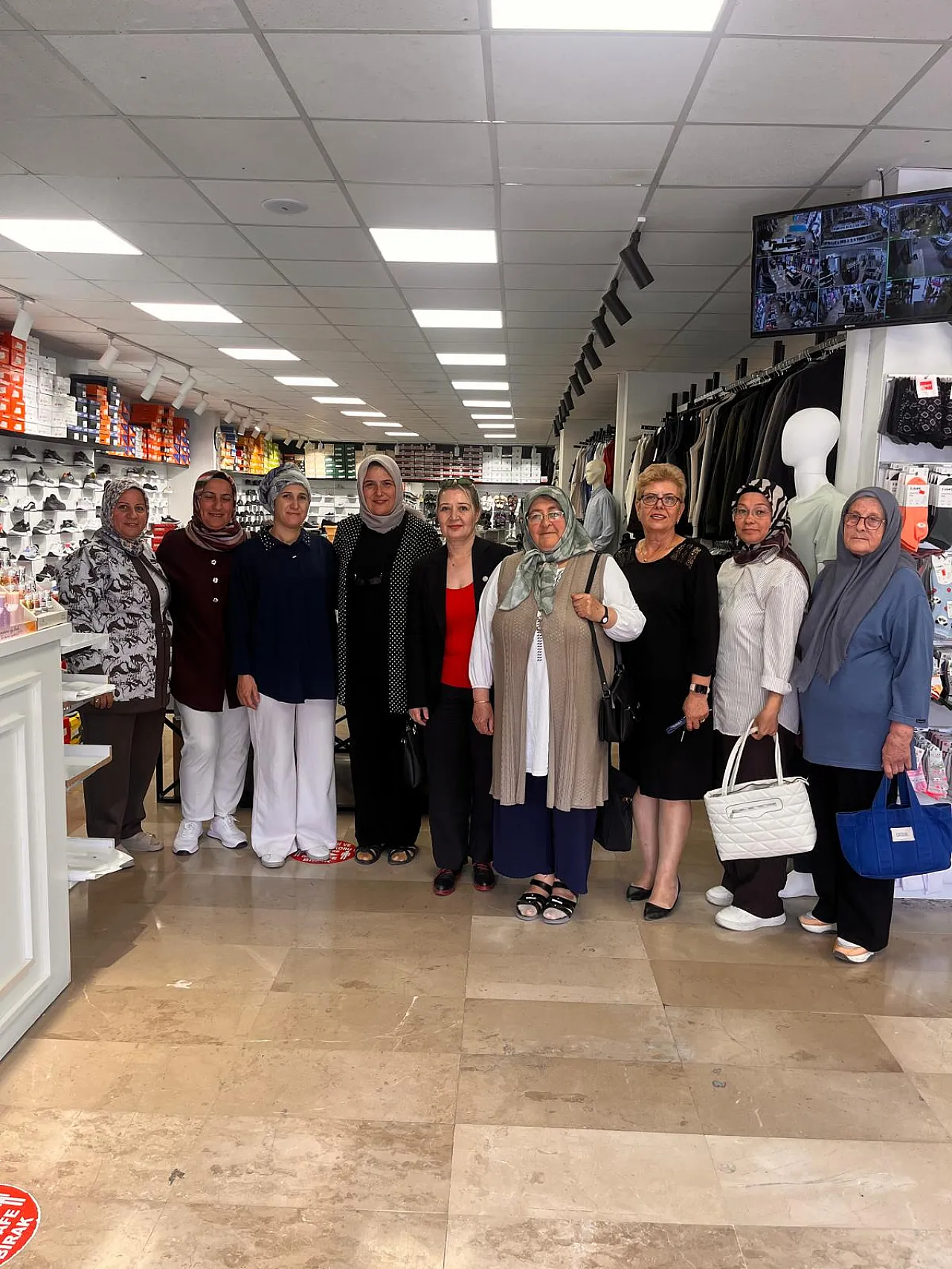 İYİ Partili Kadınlar Çay'da Sahaya Çıktı