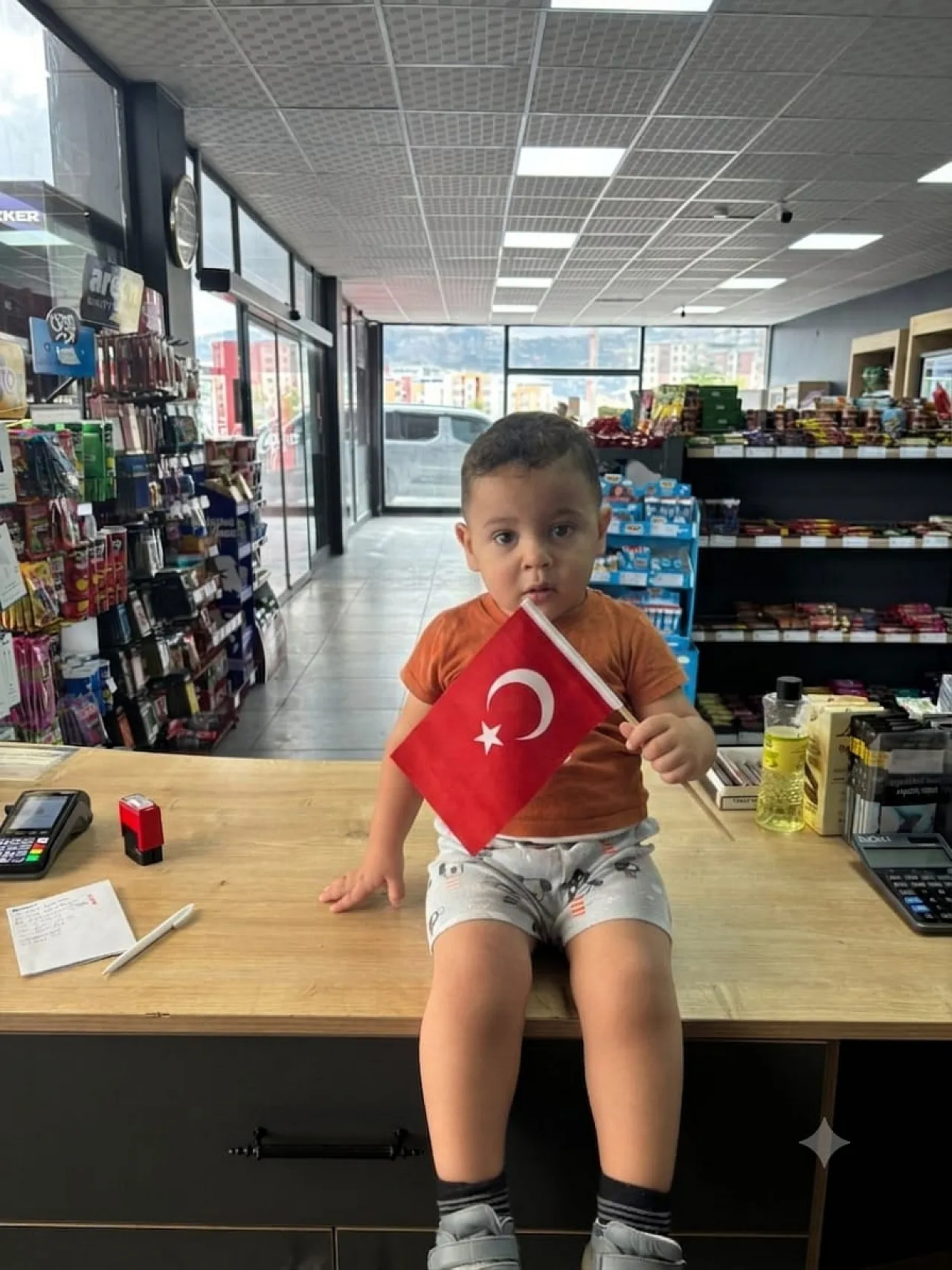 Akaryakıt İçin Gelen Misafirlere Zafer Bayramı Hediyesi
