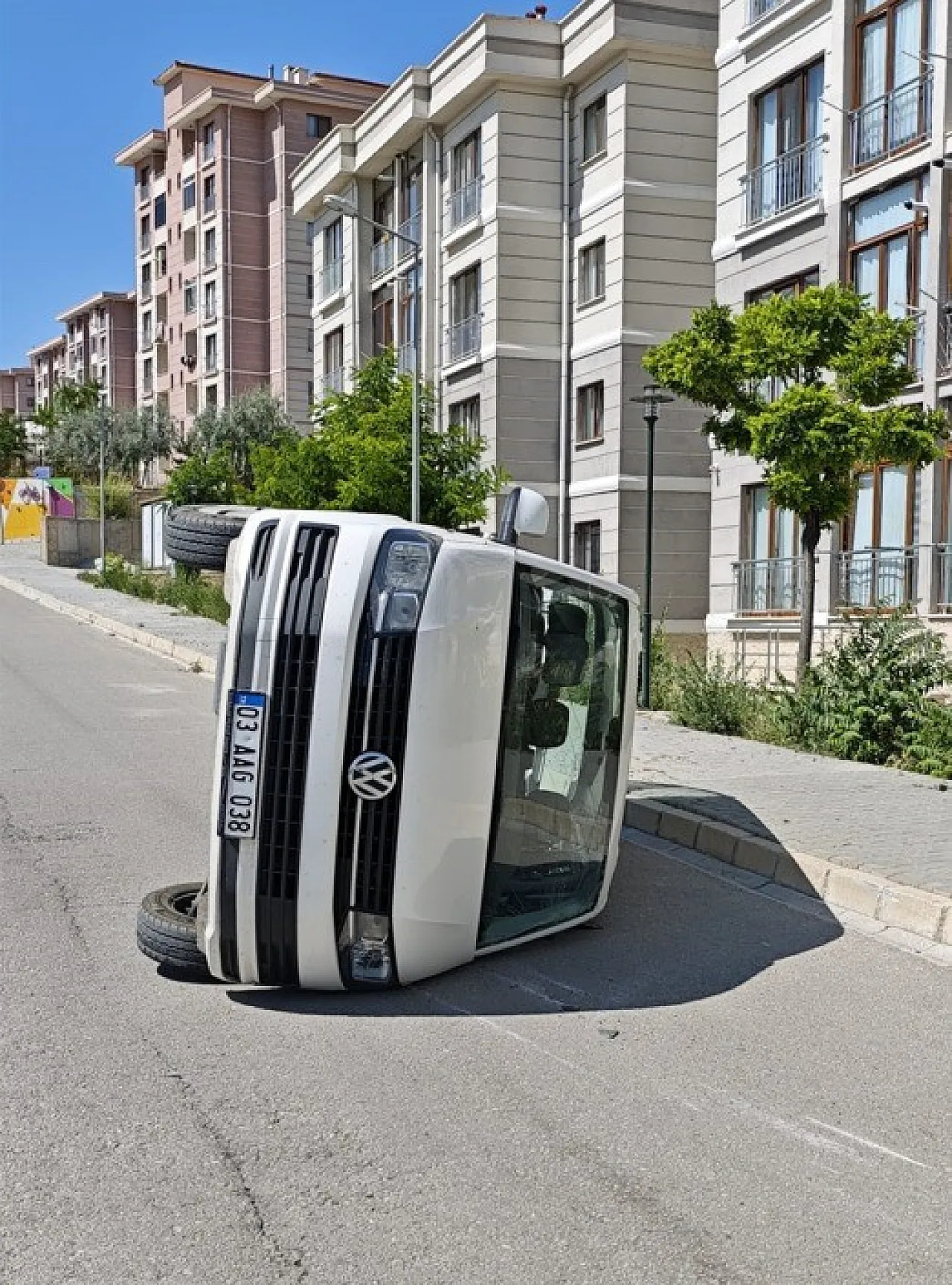 Afyon'da İki Kamyonet Çarpıştı! 6 Yaralı