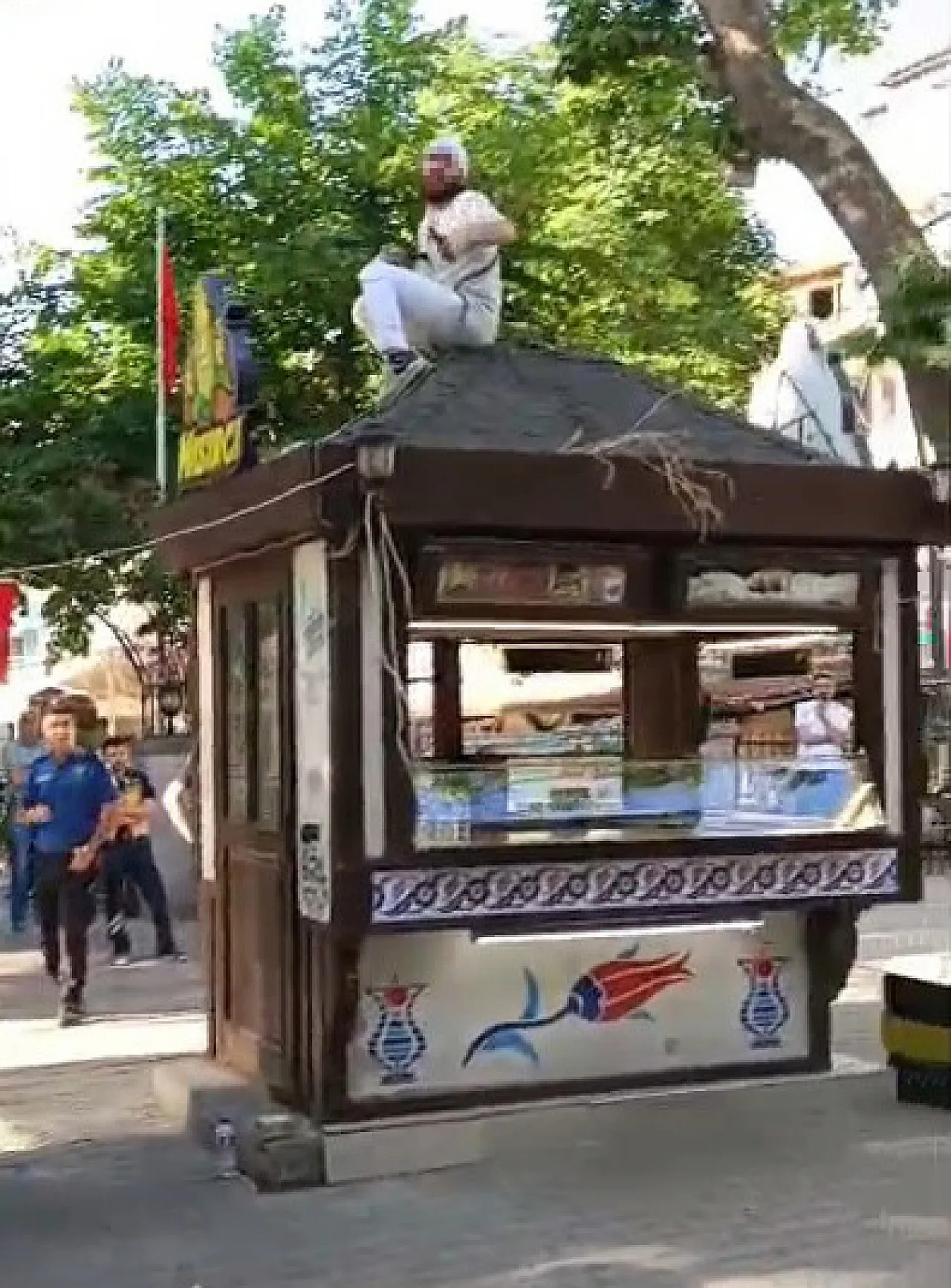 Esnaf Kendini Çatıya Zincirledi, Polis Ve Zabıta Eşliğinde Büfeler Kaldırıldı