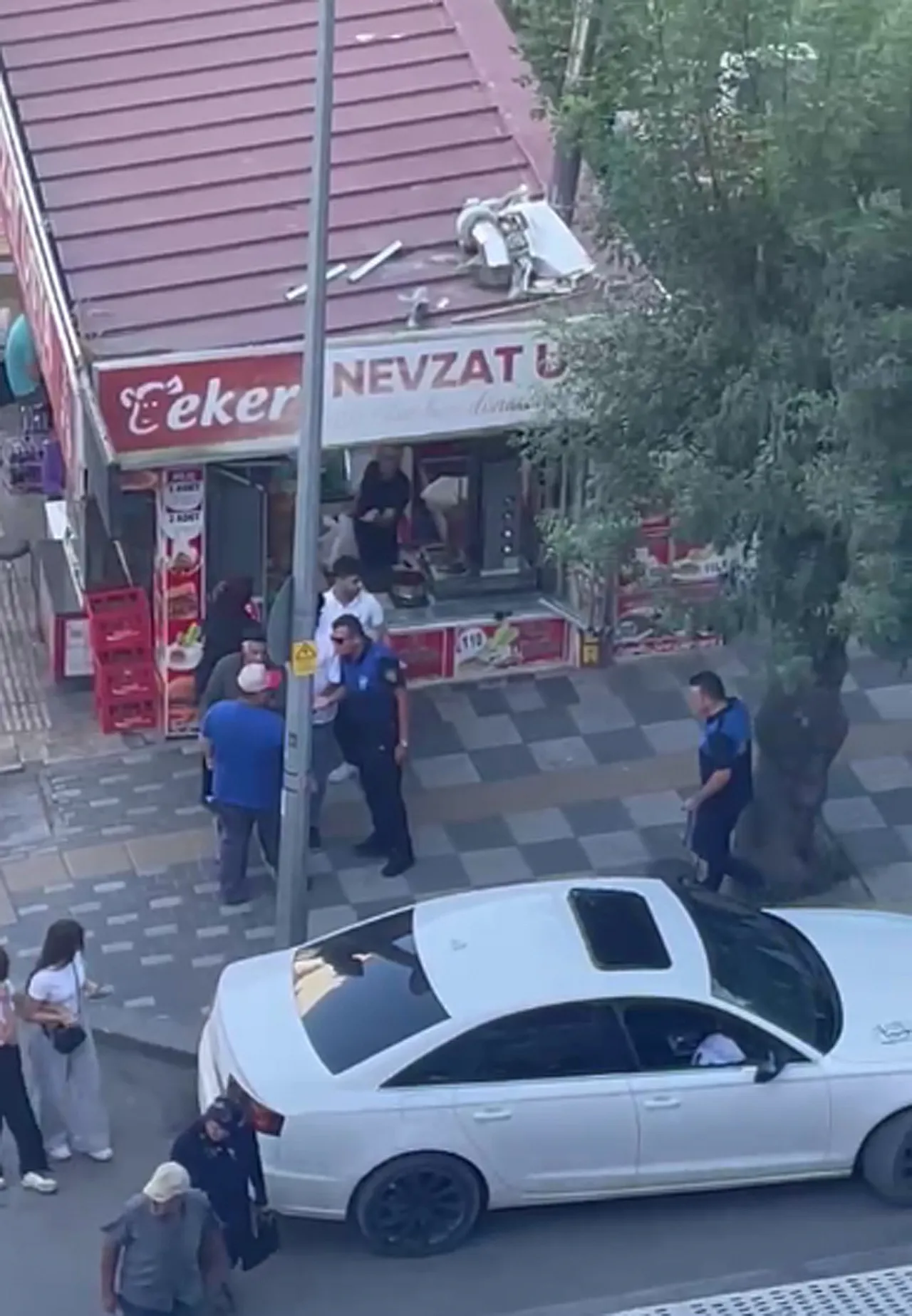 Belediye Zabıtası'ndan Engelli Seyyar Satıcıya Tekme-Tokat Dayak