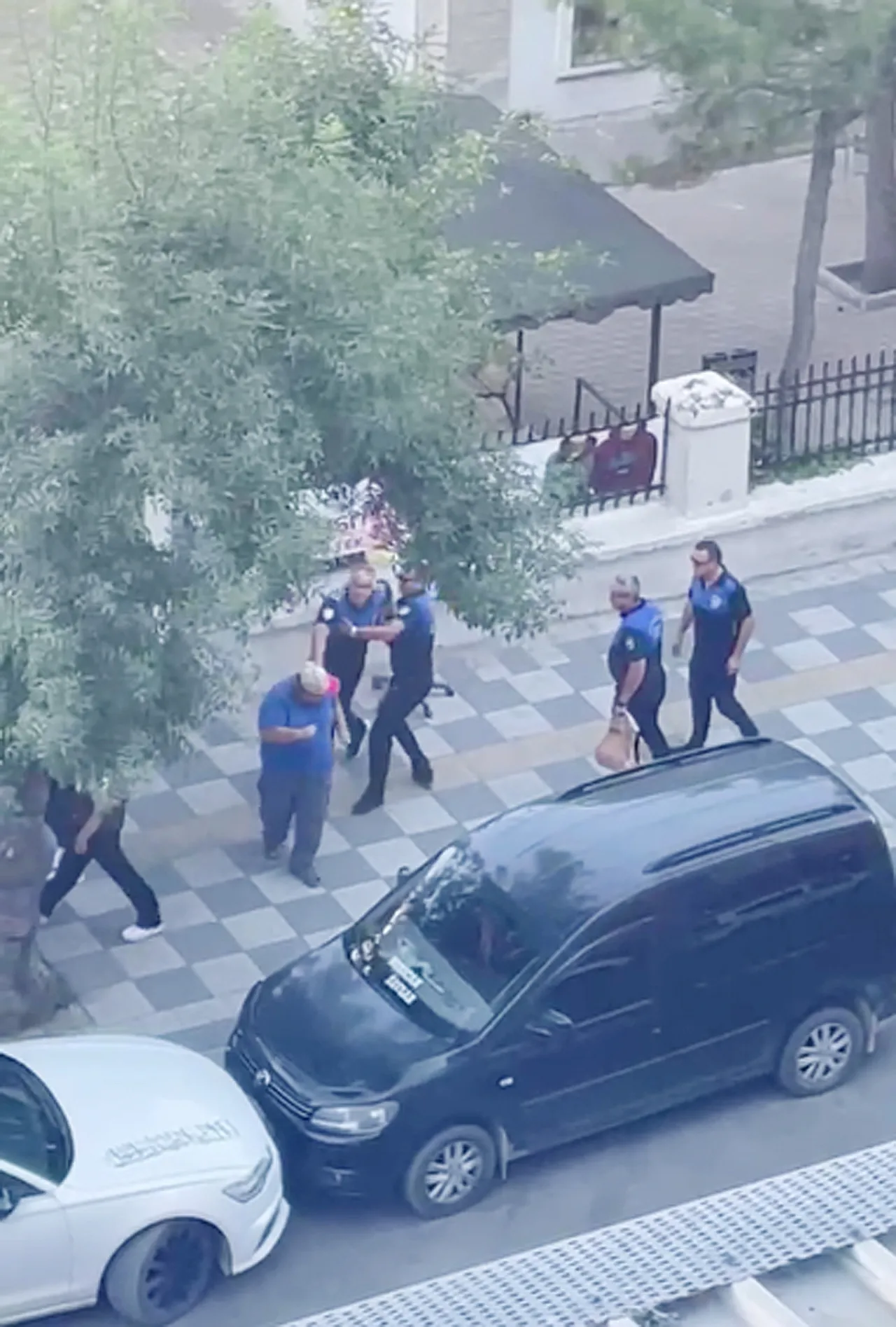 Belediye Zabıtası'ndan Engelli Seyyar Satıcıya Tekme-Tokat Dayak