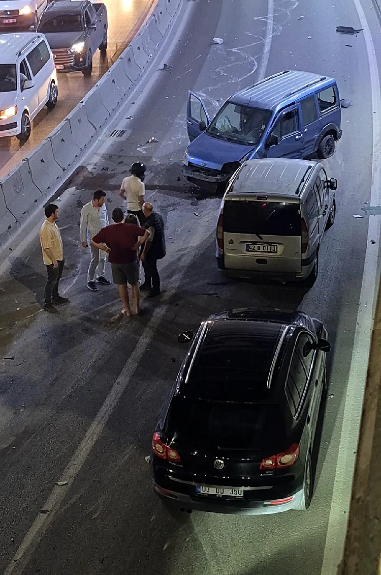 Alt Geçitte Zincirleme Kaza: 2 Kişi Yaralandı, Yol Kapandı