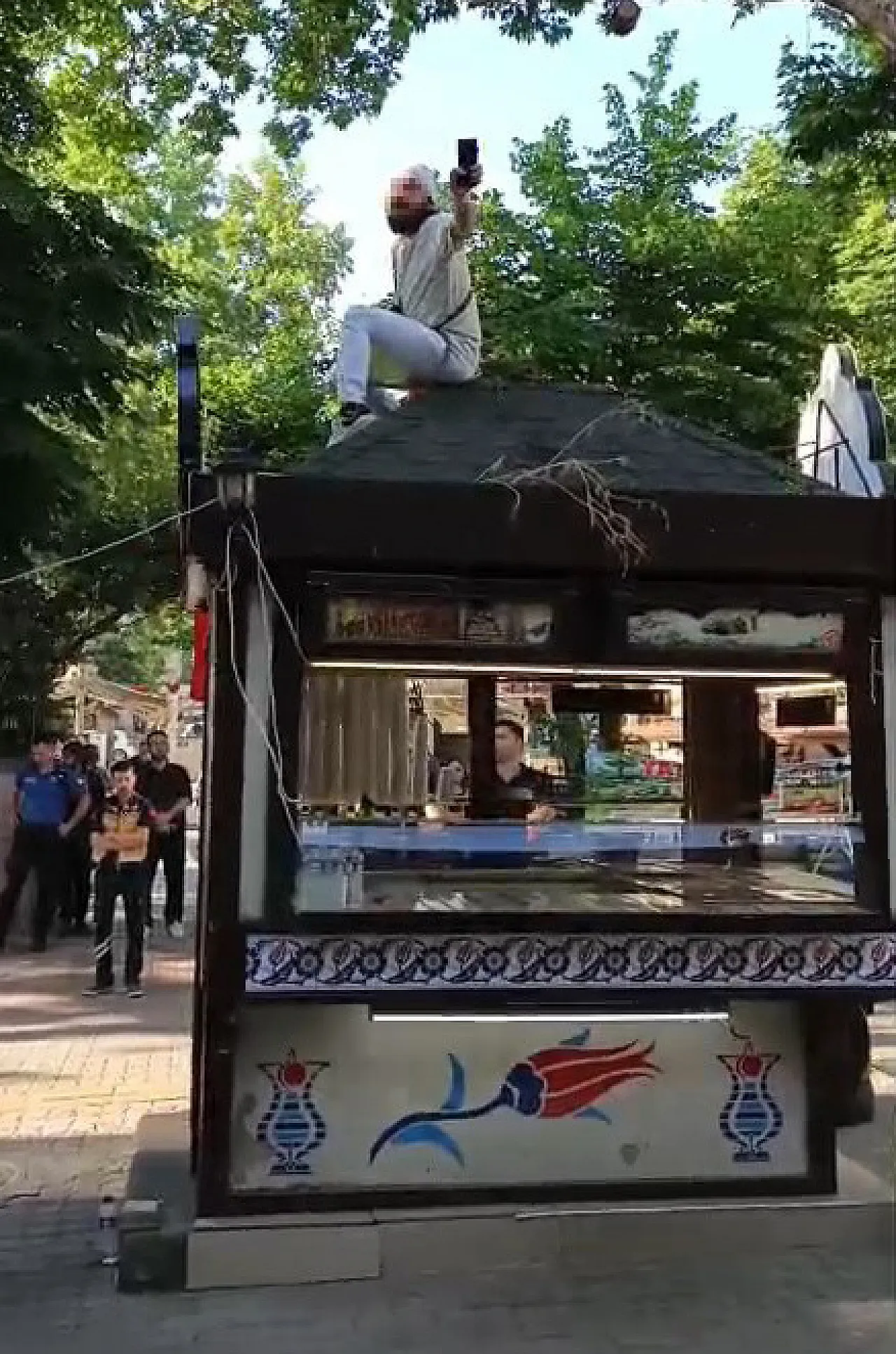 Esnaf Kendini Çatıya Zincirledi, Polis Ve Zabıta Eşliğinde Büfeler Kaldırıldı