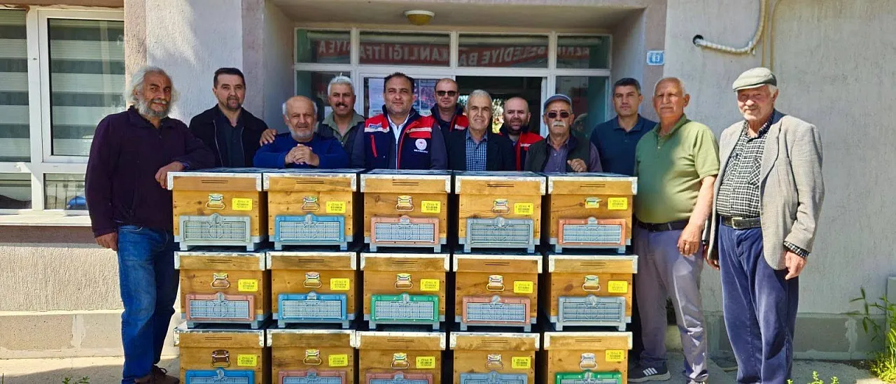 Dazkırı'da Arı Üreticilerine Ekipman Ve Kovan Dağıtıldı