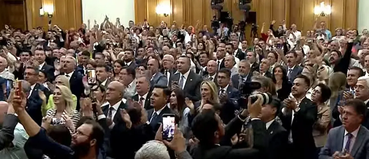 Özgür Özel CHP Kürsüsüne Çıktı, Yeni Partiyi Açıkladı