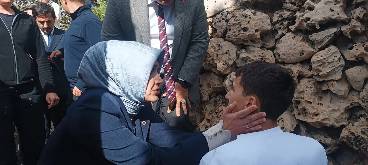 O Görüntüler Ülke Gündeminde. Vali Yiğitbaşı'nın Öğrenciye Gösterdiği Şefkat Türkiye'yi Duygulandırdı