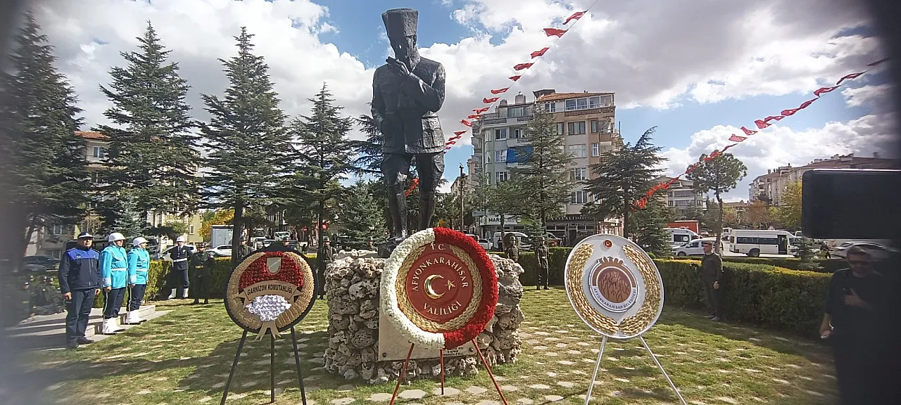 Cumhuriyetin 102. Yılında Çelenkler Sunuldu