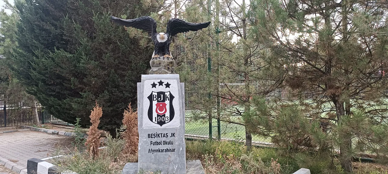 Fenerbahçeli Heykeltraş, Beşiktaş İçin Kartal Heykeli Yaptı