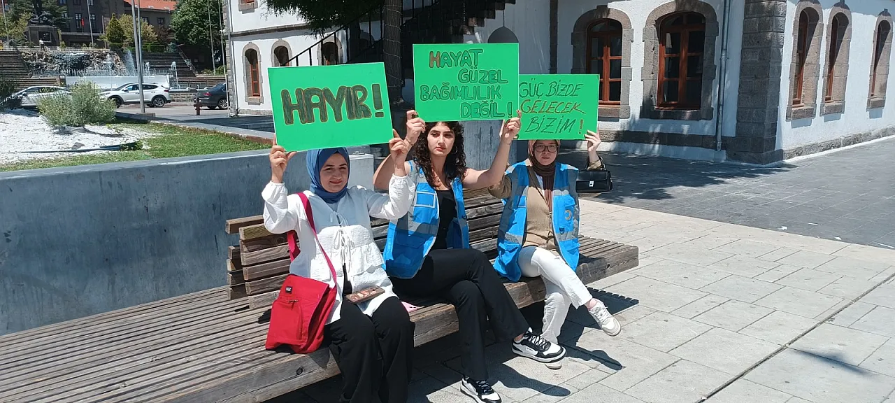Afyon'un Meydanında Düdük Çaldı, Hayat Durdu