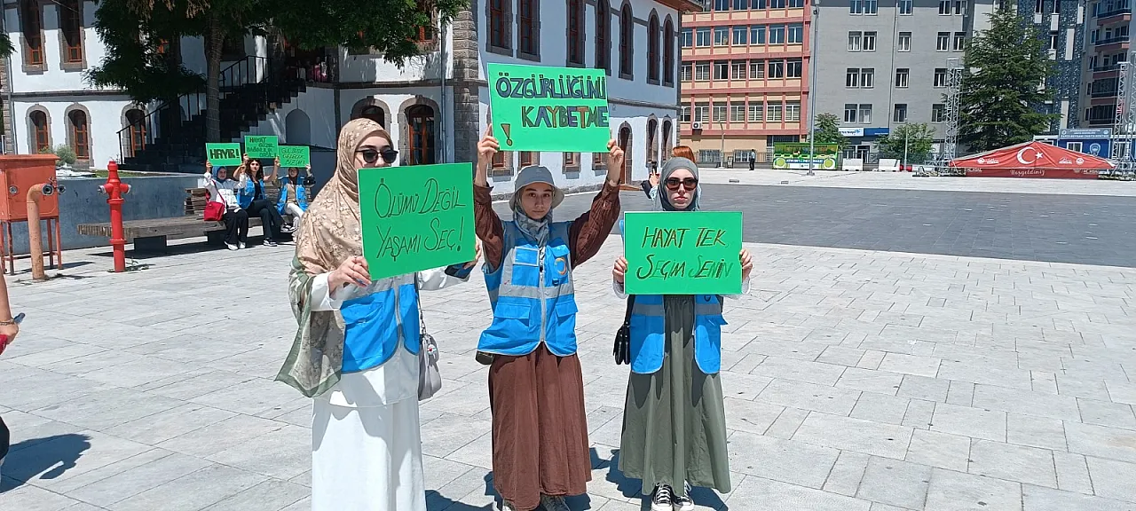 Afyon'un Meydanında Düdük Çaldı, Hayat Durdu