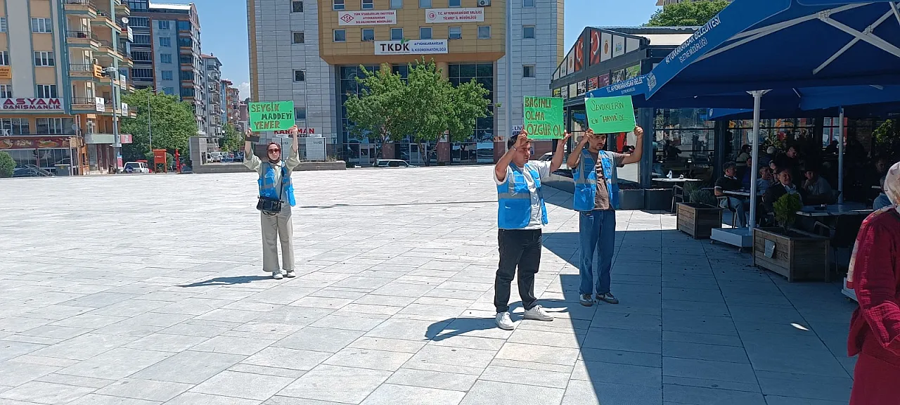 Afyon'un Meydanında Düdük Çaldı, Hayat Durdu