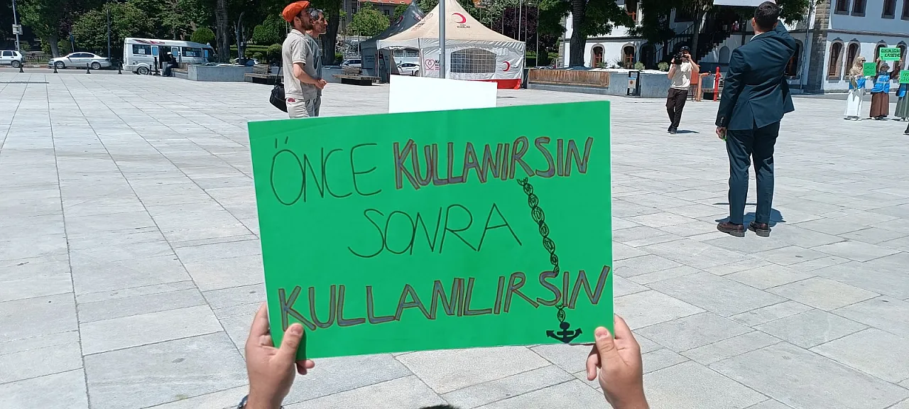 Afyon'un Meydanında Düdük Çaldı, Hayat Durdu