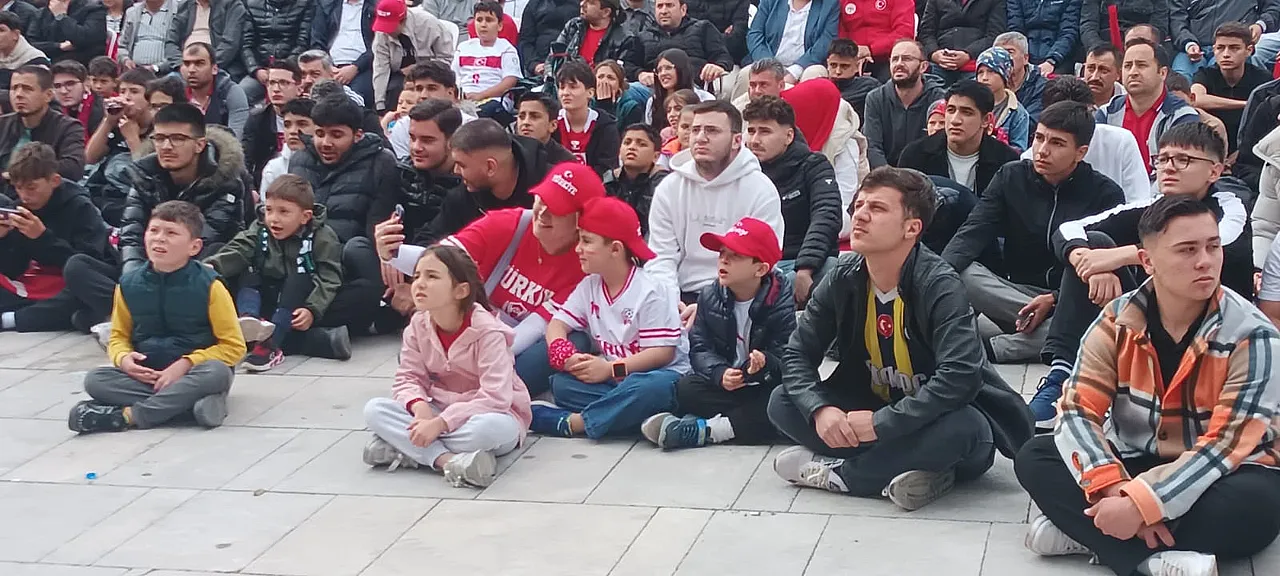 Milli Maçı Afyon'da Binlerce Kişi Birlikte İzledi