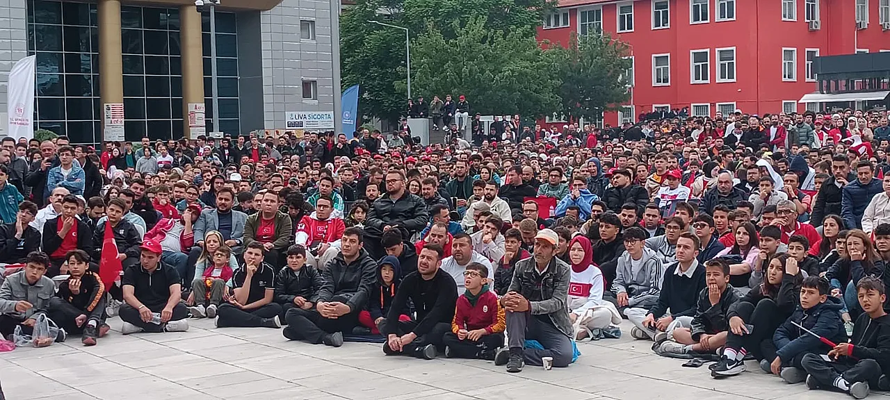 Milli Maçı Afyon'da Binlerce Kişi Birlikte İzledi