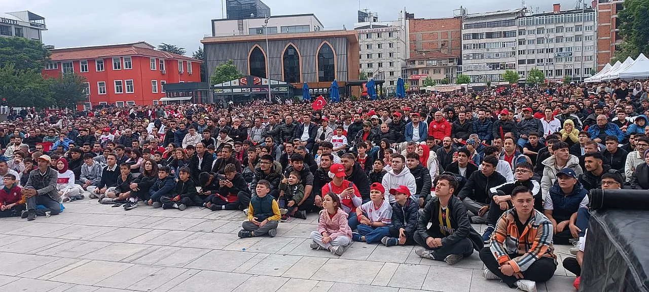 Milli Maçı Afyon'da Binlerce Kişi Birlikte İzledi