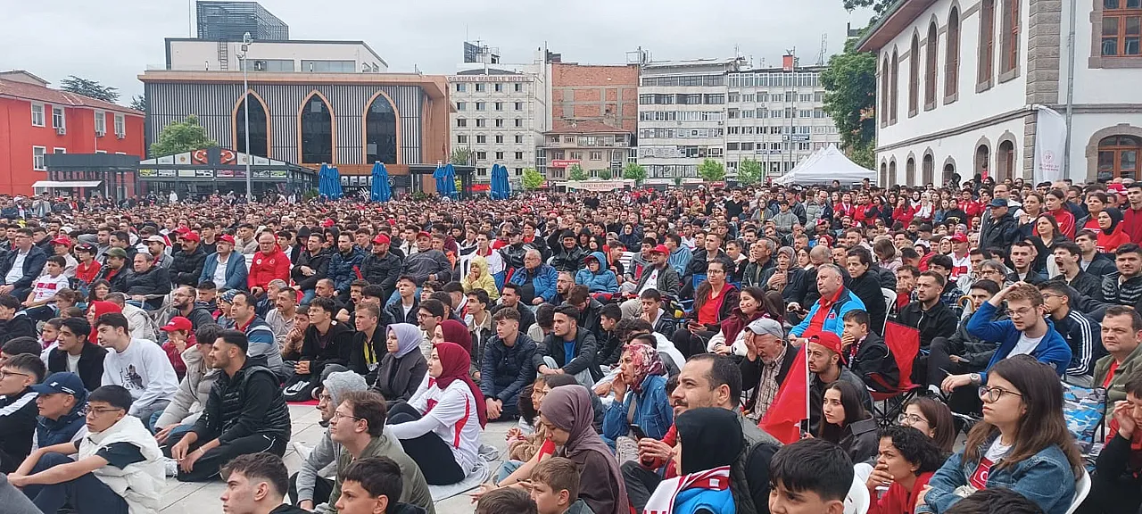 Milli Maçı Afyon'da Binlerce Kişi Birlikte İzledi