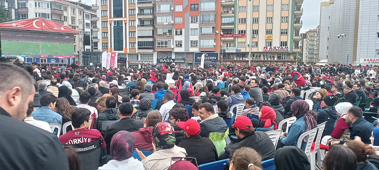 Milli Maçı Afyon'da Binlerce Kişi Birlikte İzledi