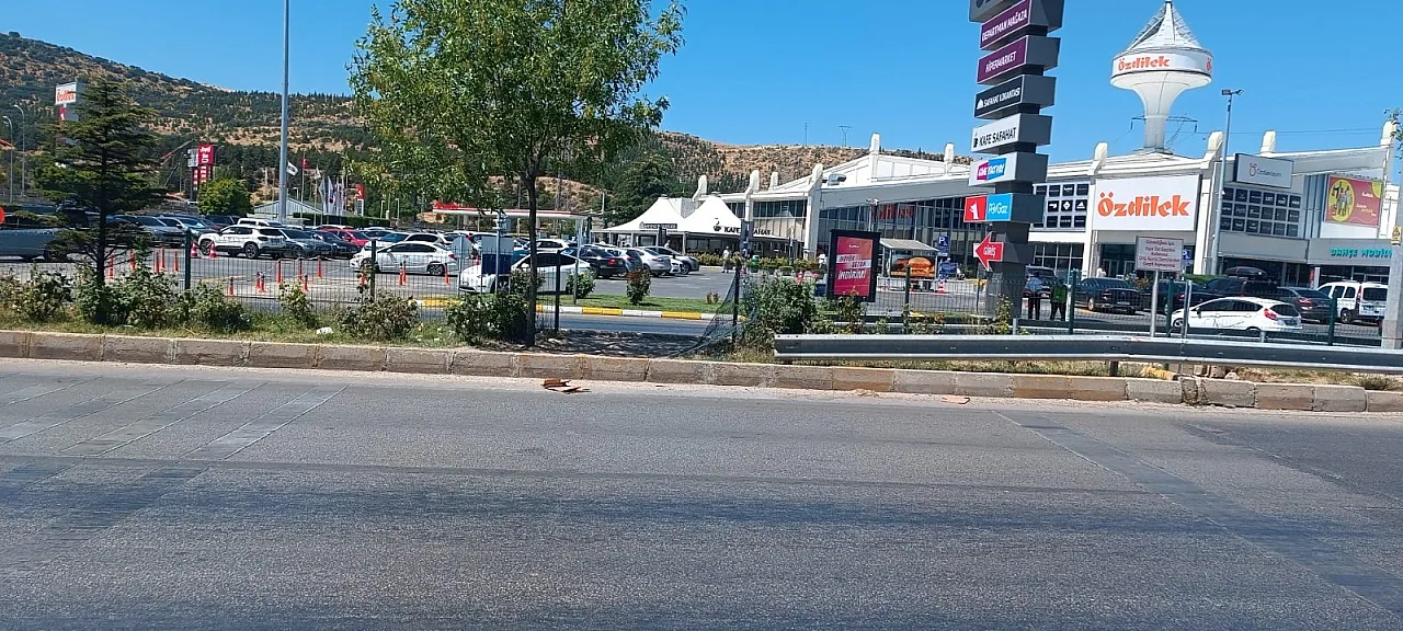 Üst Geçit Var, Geçme İmkanı Yok!