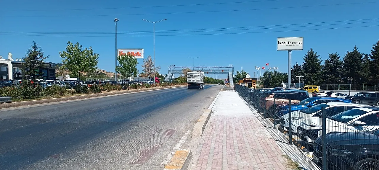Üst Geçit Var, Geçme İmkanı Yok!