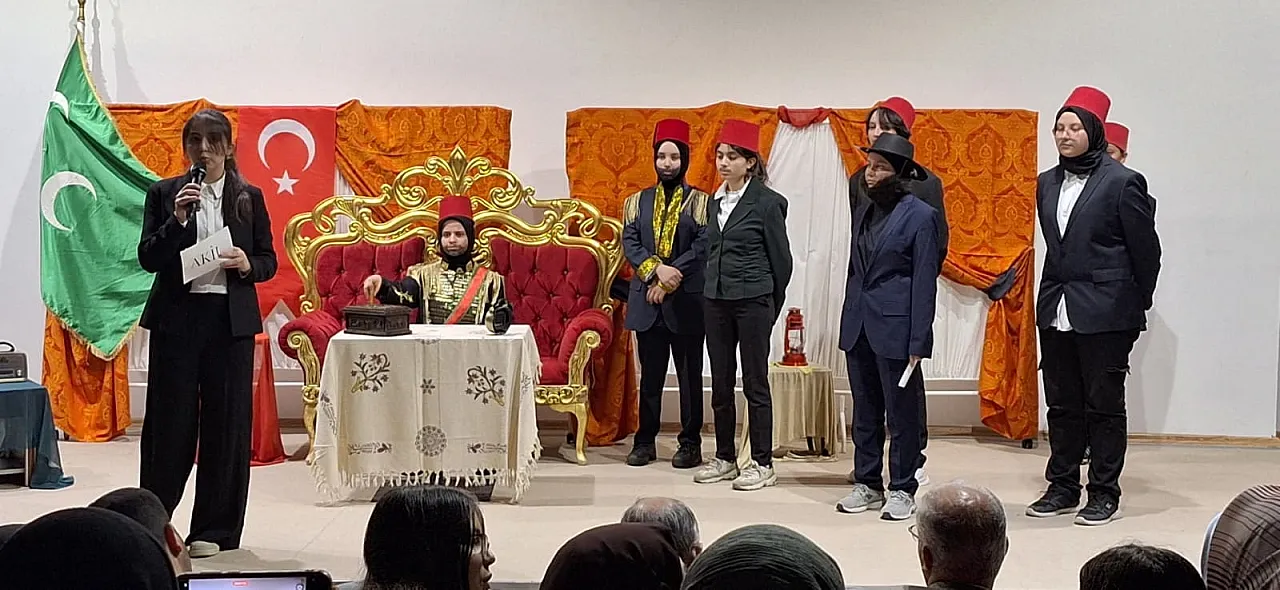 Afyon'da Lise Öğrencilerinin Tiyatro Performansı Beğenildi