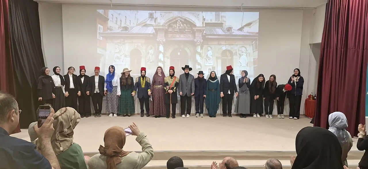 Afyon'da Lise Öğrencilerinin Tiyatro Performansı Beğenildi