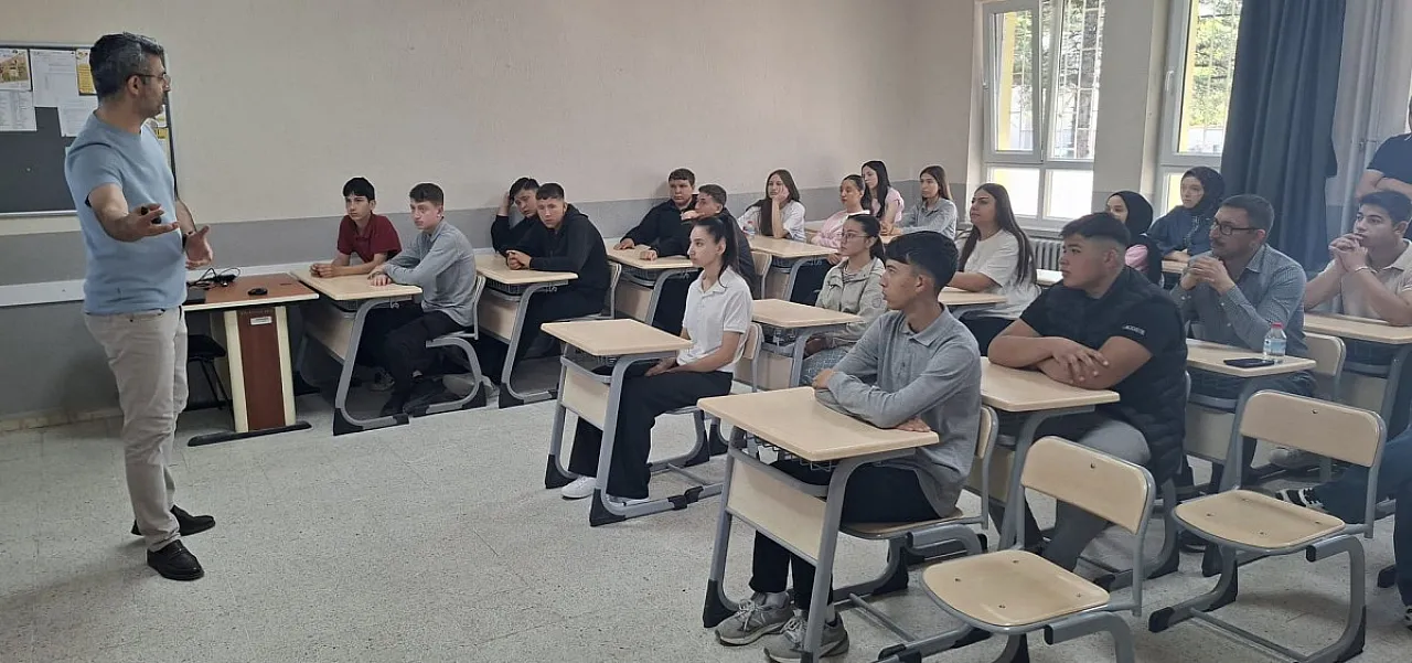 Yapay Zekâ Korkulacak Bir Rakip mi? AFSÜ'lü Akademisyen Noktayı Koydu