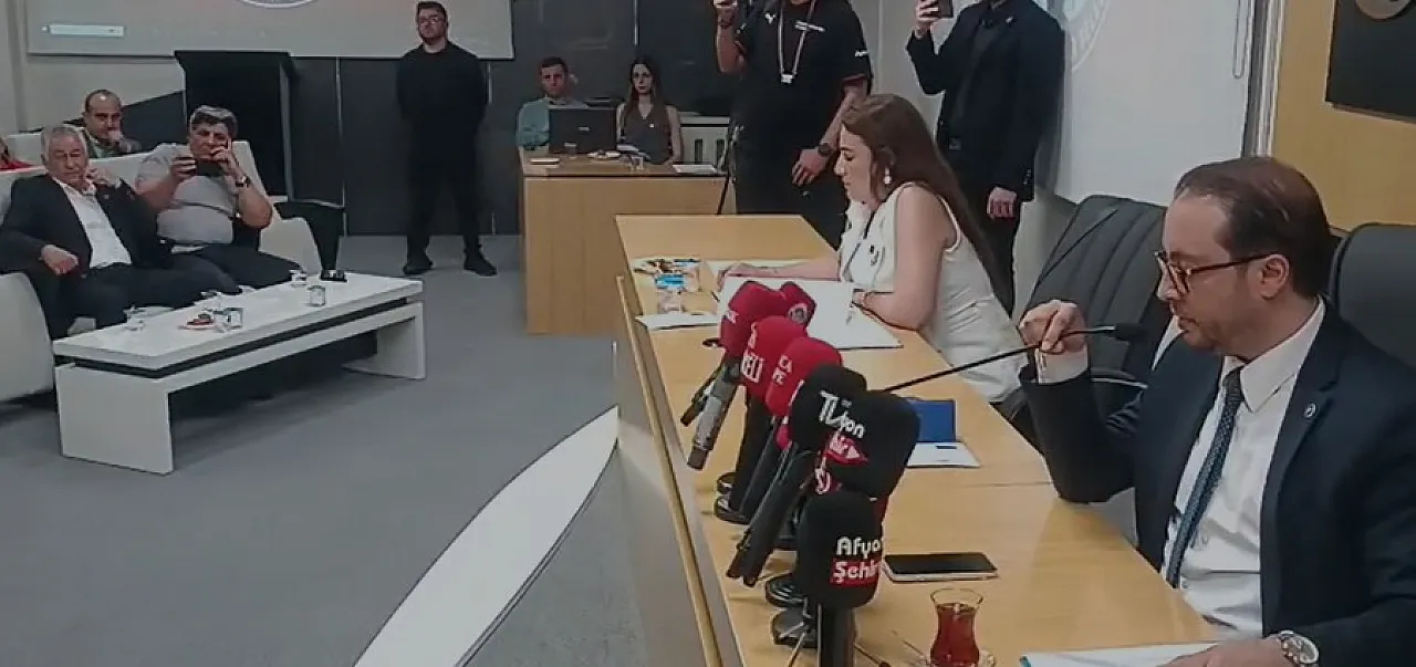 Belediye Meclisi'nde Konuşma İzni Verilmedi, Belediye Girişinde Açıklama Yaptı