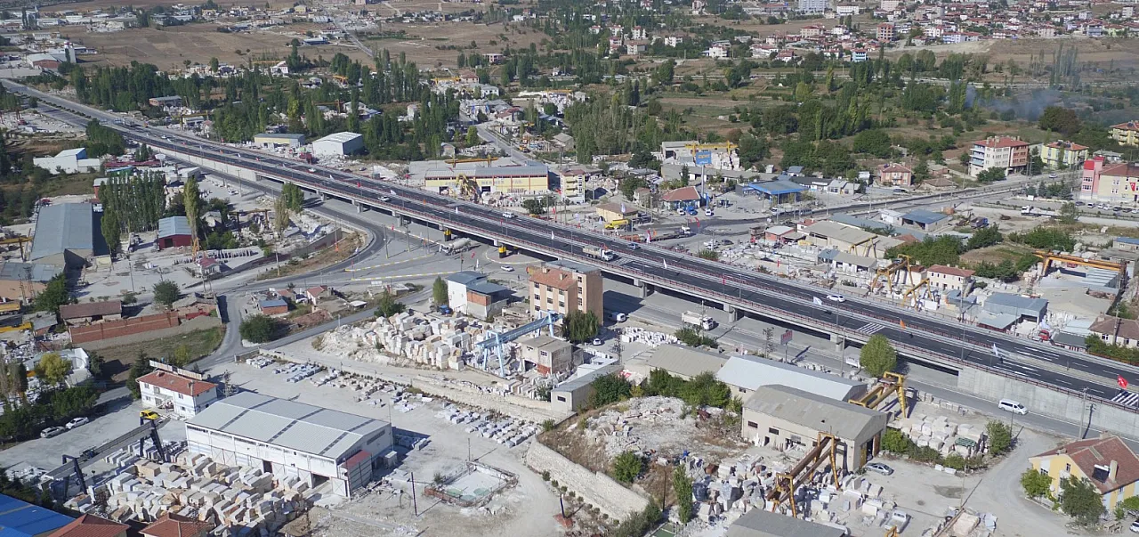 Afyon'un Bu Kavşağında Günde 14 Bin Araç Yol Alıyor