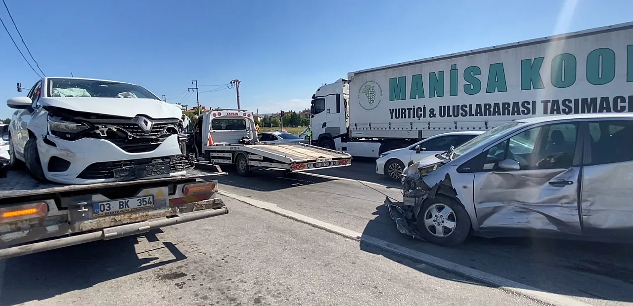 Ambulansa Yol Vermek İsterken Zincirleme Facia!