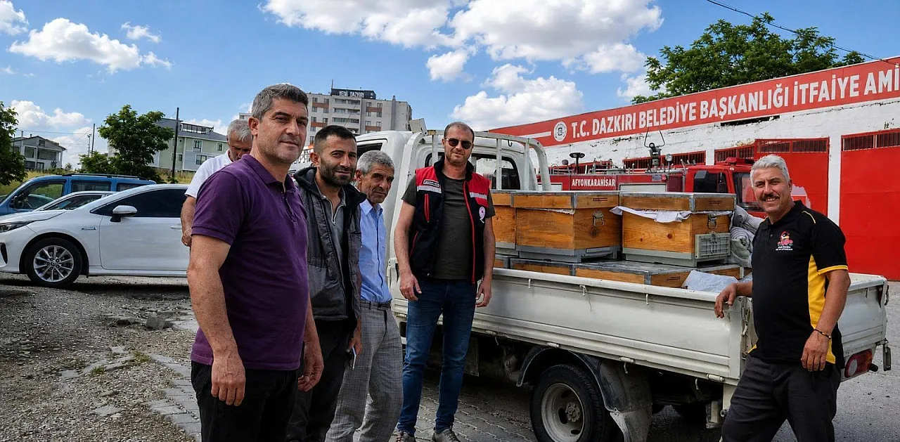 Dazkırı'da Arı Üreticilerine Ekipman Ve Kovan Dağıtıldı