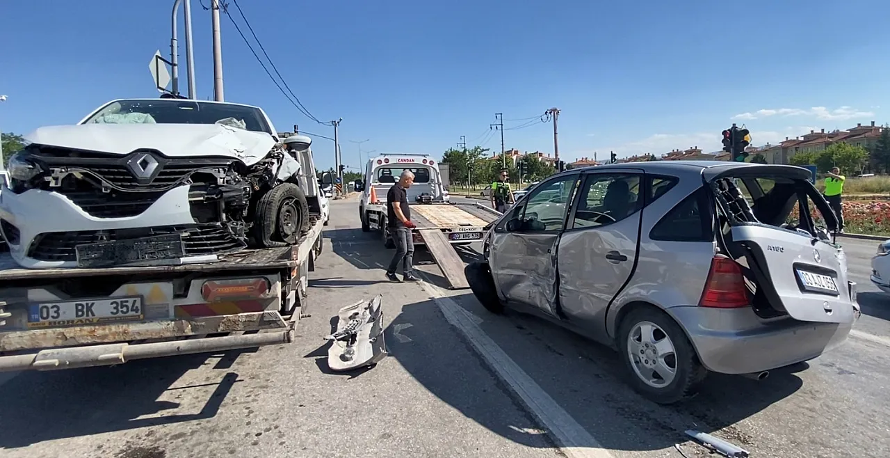 Ambulansa Yol Vermek İsterken Zincirleme Facia!
