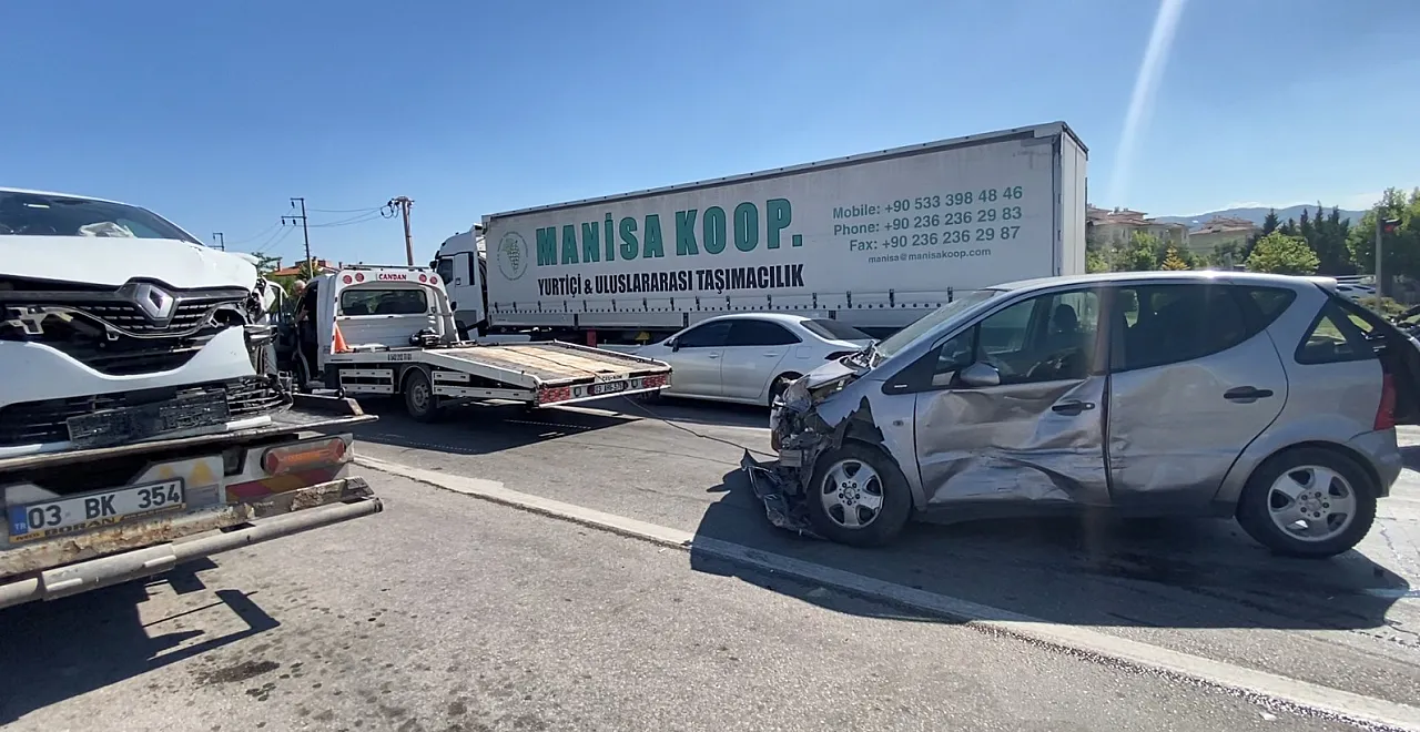 Ambulansa Yol Vermek İsterken Zincirleme Facia!