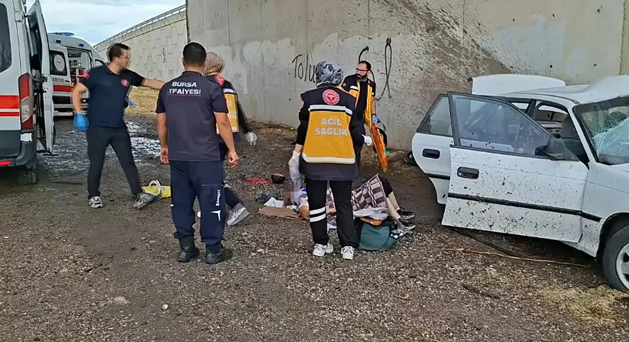 Köprünün Ayağına Çarpan Araçta 3 Kişi Öldü, Kalbi Duran Çocuk Son Anda Hayata Döndürüldü