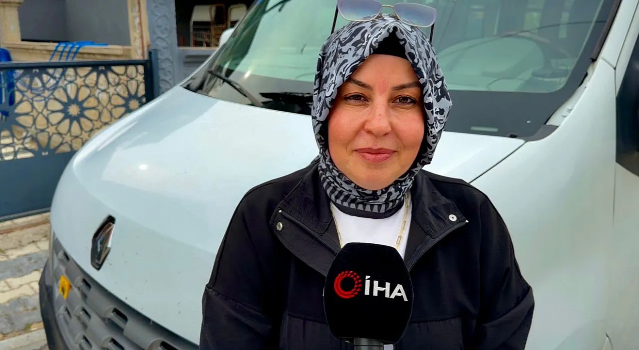Kendisine Emanet Edilen Minikleri 'Anne' Şefkatiyle Taşıyor