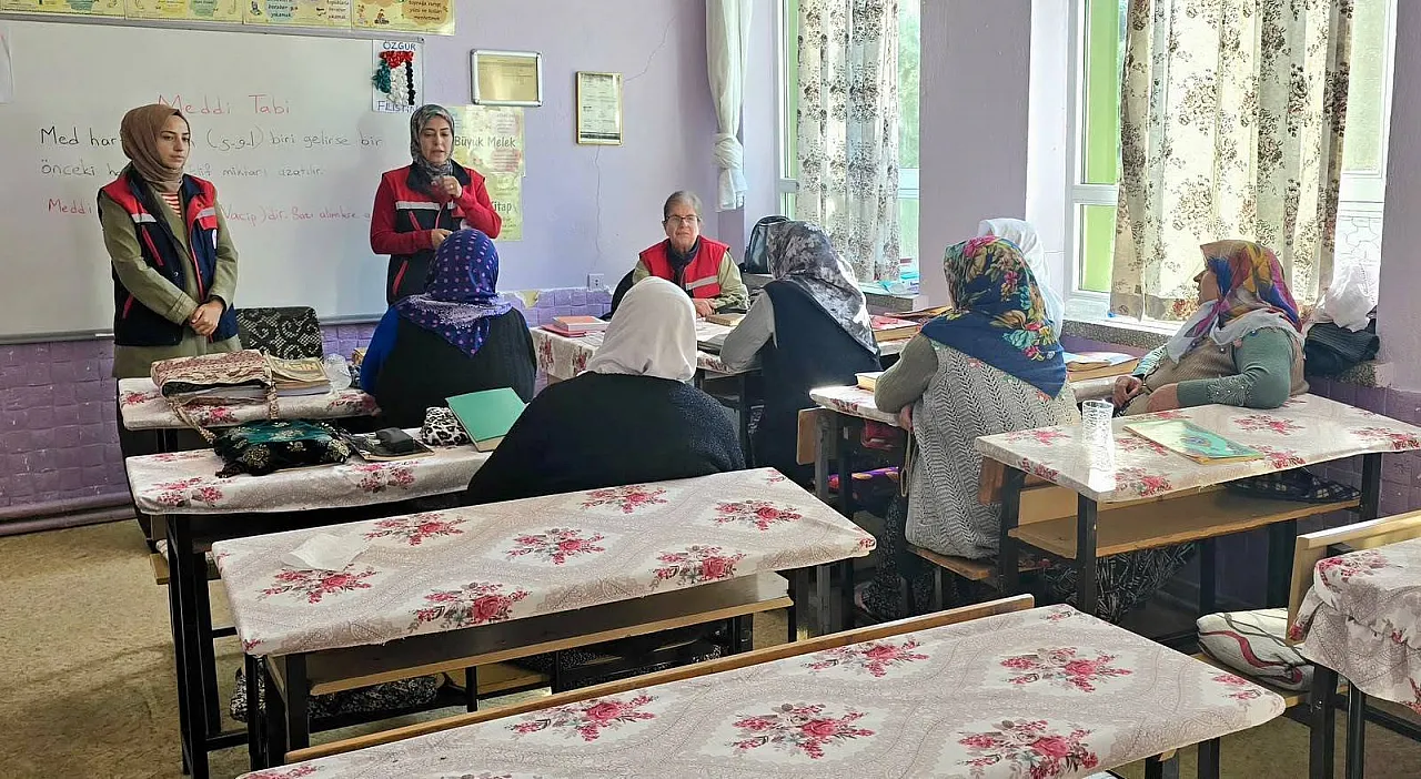 Çıkrık'ta Kadın Çiftçilere Süt Hijyeni Ve Hayvan Bakımı Anlatıldı