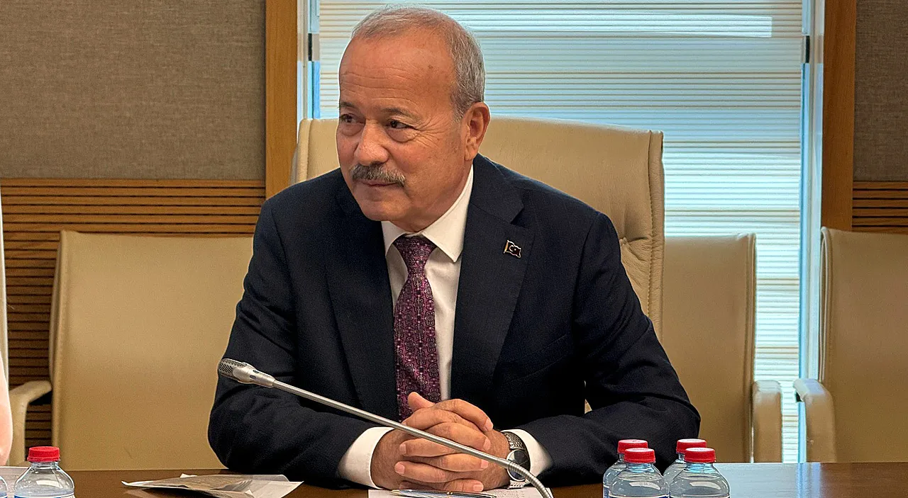 'FETÖ'nün Değirmenine Su Taşıyor'