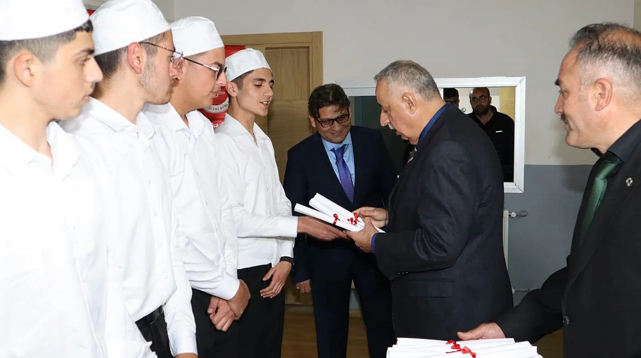 Afyonkarahisar'da İslami İlimler Eğitimini Tamamlayan 146 Öğrenci İcazet Aldı!